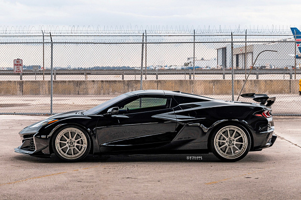Фото дисков AL13 R10 Глянцевый лак на Chevrolet Corvette C8