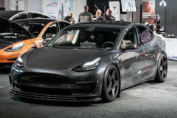 Фото дисков Bola B10 Черный матовый на Tesla Model 3