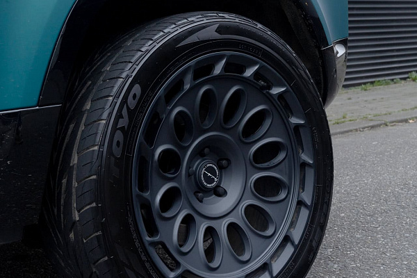 Фото дисков Brixton Forged TR21 AERO1 Сатиновый графит на Land Rover Defender II