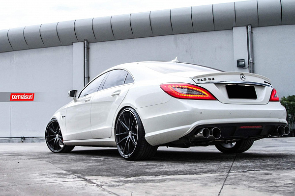 Фото дисков HRE P104 Черный сатин на Mercedes-Benz CLS (C218)