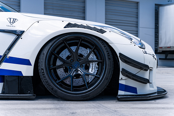 Фото дисков Strasse Wheels SM5R Deep Concave FS Черный глянец на Nissan GT-R