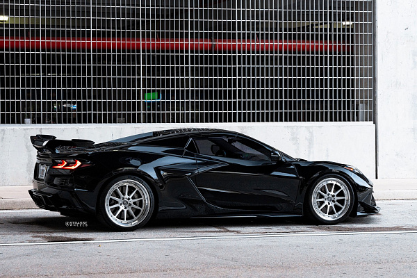 Фото дисков AL13 R10 Глянцевый лак на Chevrolet Corvette C8