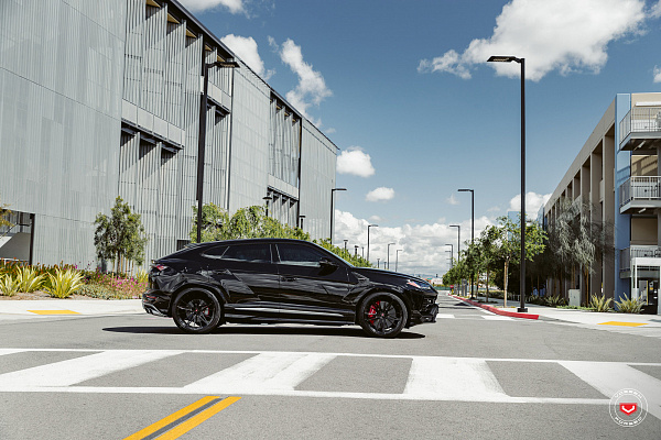 Фото дисков Vossen M-X6 Черный глянец на Lamborghini Urus