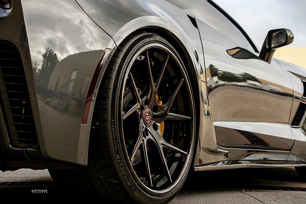 Фото дисков Strasse Wheels SM5RT Deep Concave FS Черный глянец на Chevrolet Corvette C7