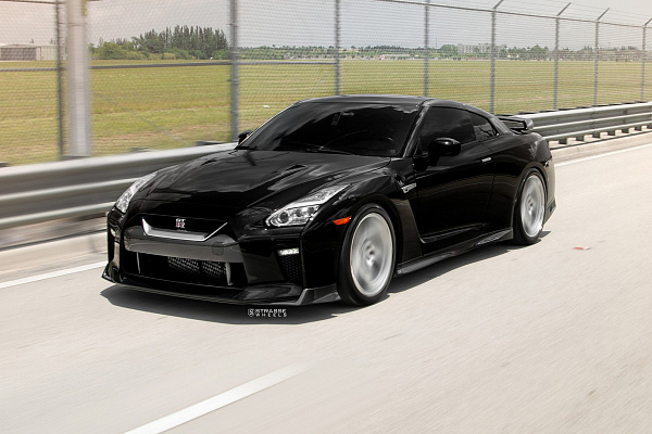 Фото дисков Strasse Wheels SV2 Deep Concave Monoblock Глянцевый лак на Nissan GT-R