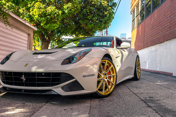 Фото дисков CEC C26 Глянцевое золото на Ferrari F12