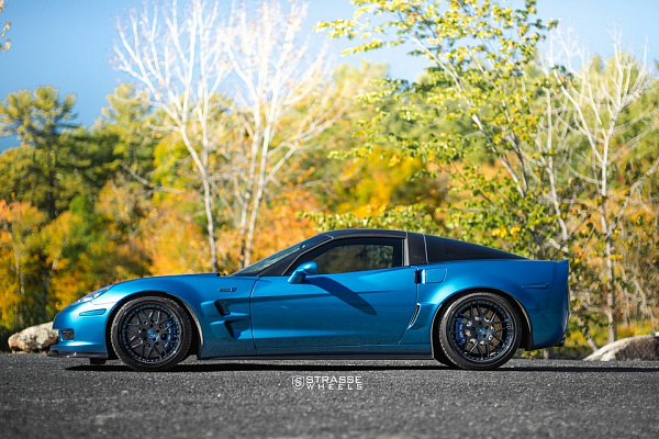 Фото дисков Strasse Wheels SV8 Signature Черный сатин на Chevrolet Corvette C6