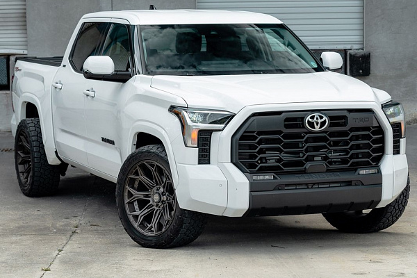 Фото дисков 4PLAY 4P83 Сатиновая бронза на Toyota Tundra III