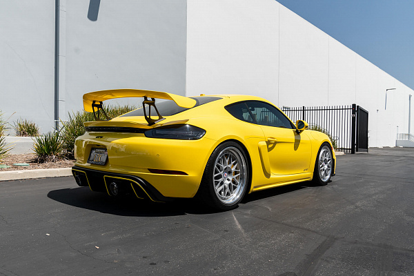 Фото дисков HRE 300 Серебро на Porsche Cayman III