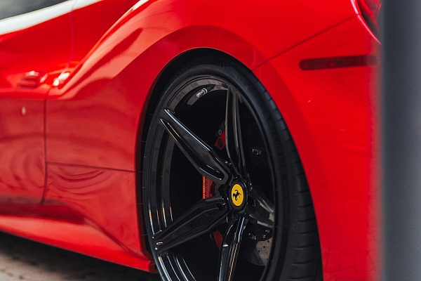 Фото дисков Brixton Forged PF4 Черный глянец на Ferrari 488