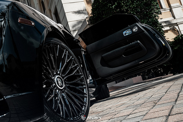 Фото дисков Anrky RF-140 Черный глянец на Rolls-Royce Wraith