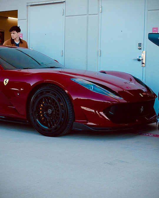 Фото дисков TR20 AERO1 Черный глянец на Ferrari 812