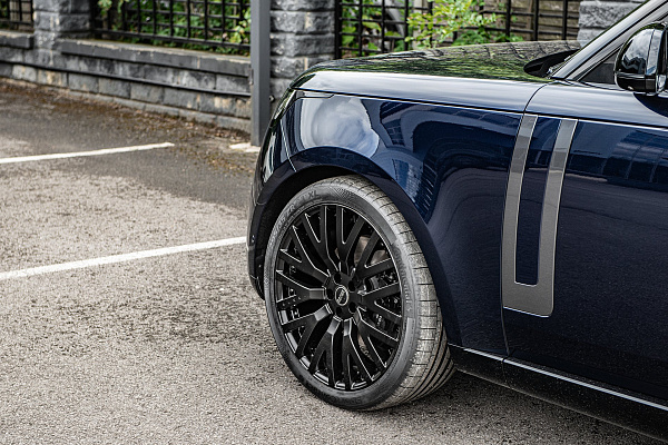 Фото дисков Kahn RS-2 Черный сатин на Range Rover V