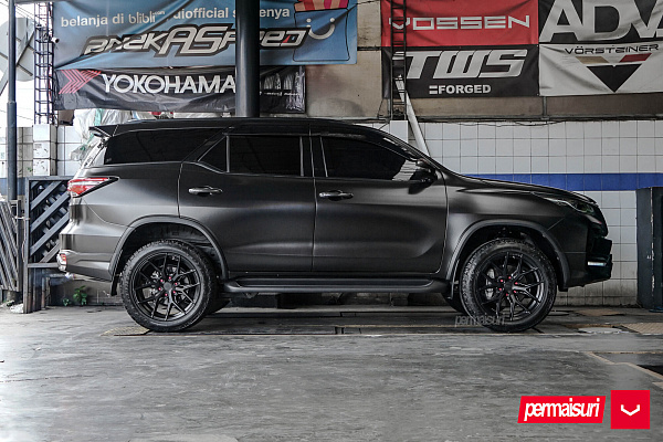 Фото дисков Vossen HF6-4 Черный сатин на Toyota Fortuner II