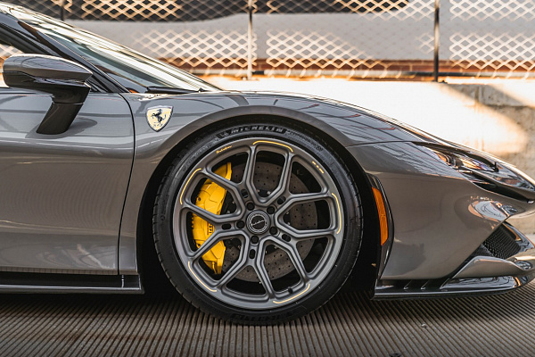 Фото дисков Brixton Forged CM5-RS Сатиновый графит на Ferrari SF90