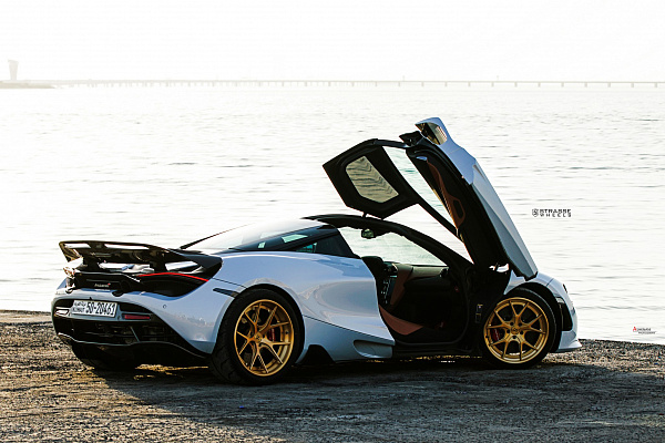 Фото дисков Strasse Wheels SM5R Deep Concave FS Сатиновое золото на McLaren 720S