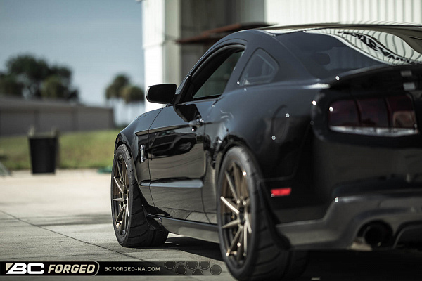 Фото дисков BC Forged HCA210 Сатиновая бронза на Ford Mustang V