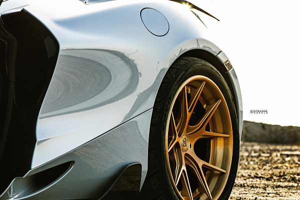 Фото дисков Strasse Wheels SM5R Deep Concave FS Сатиновое золото на McLaren 720S