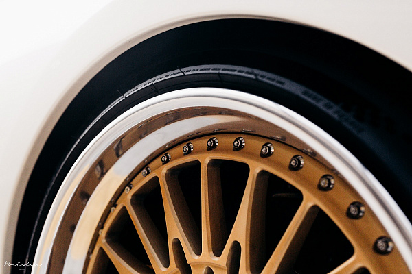 Фото дисков Brixton Forged HS1 Сатиновое золото на Ferrari 458