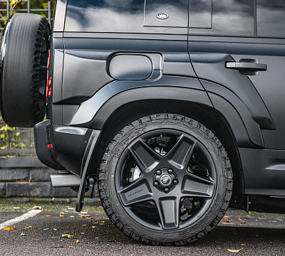Фото дисков Kahn Mondial Retro RS на Land Rover Defender II