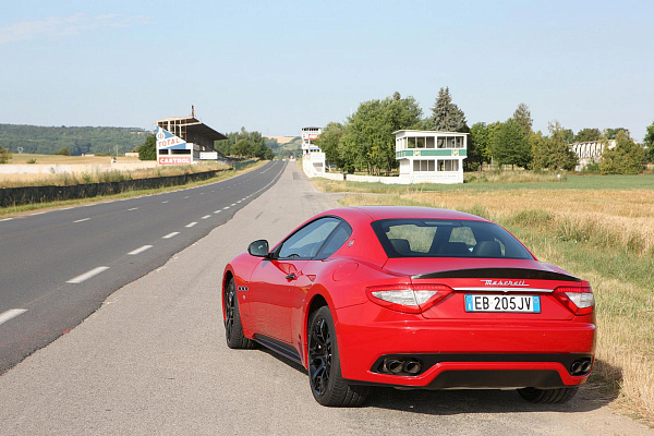 Фото дисков Maserati TRIDENT Черный глянец на Maserati GranTurismo I