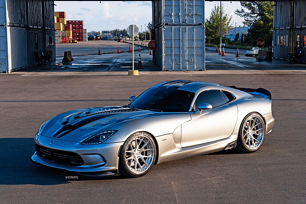 Фото дисков Strasse Wheels SM6R Deep Concave FS Глянцевый лак на Dodge Viper