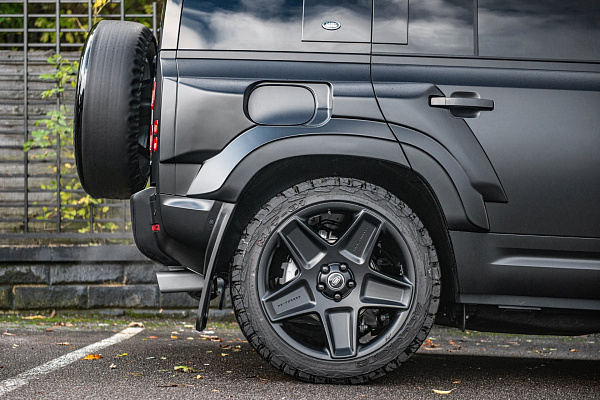 Фото дисков Kahn Mondial Retro RS Черный сатин на Land Rover Defender II