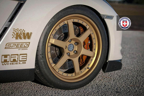 Фото дисков HRE C106 Сатиновое золото на Nissan GT-R