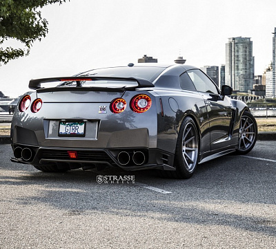 Фото дисков Strasse Wheels R10 Deep Concave на Nissan GT-R