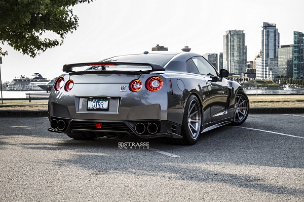 Фото дисков Strasse Wheels R10 Deep Concave Сатиновый темный лак на Nissan GT-R