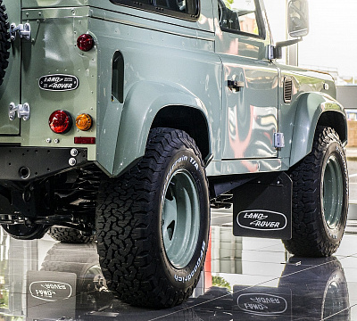Фото дисков Kahn 1947 Heritage на Land Rover Defender I