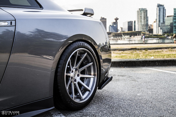 Фото дисков Strasse Wheels R10 Deep Concave Сатиновый темный лак на Nissan GT-R