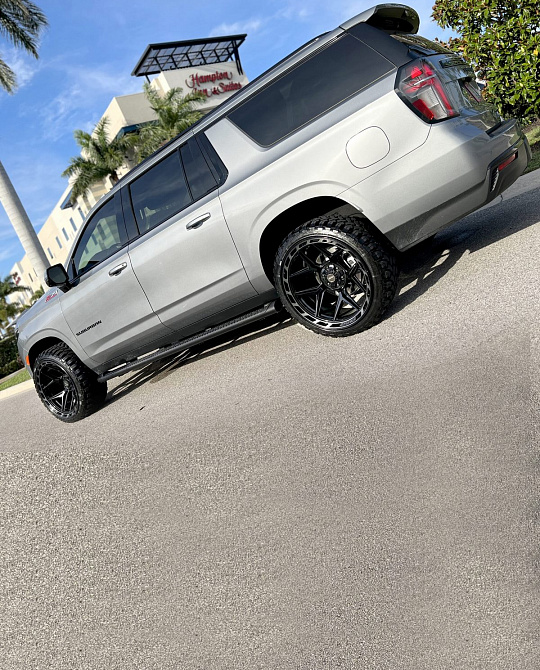Фото дисков 4P55 Черный глянец на Chevrolet Suburban XII