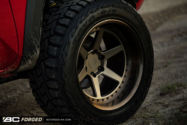 Фото дисков BC Forged LE61 // MLE61 Сатиновая бронза на Toyota Tacoma III