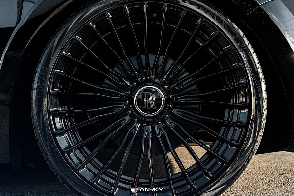 Фото дисков Anrky RF-230 Черный глянец на Rolls-Royce Cullinan