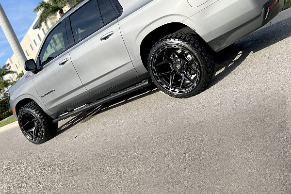 Фото дисков 4PLAY 4P55 Черный глянец на Chevrolet Suburban XII