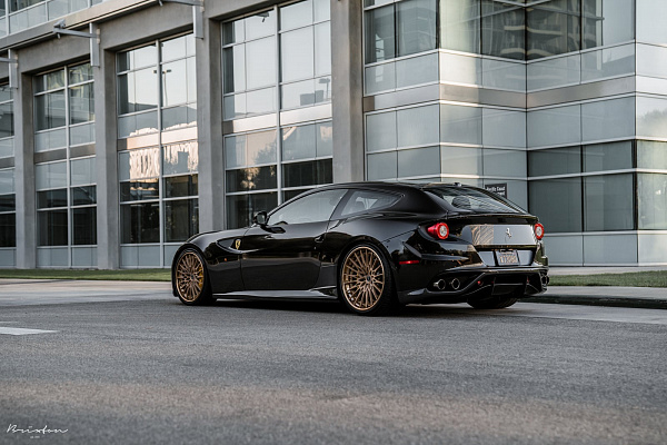 Фото дисков Brixton Forged HS1 Сатиновое темное золото на Ferrari FF