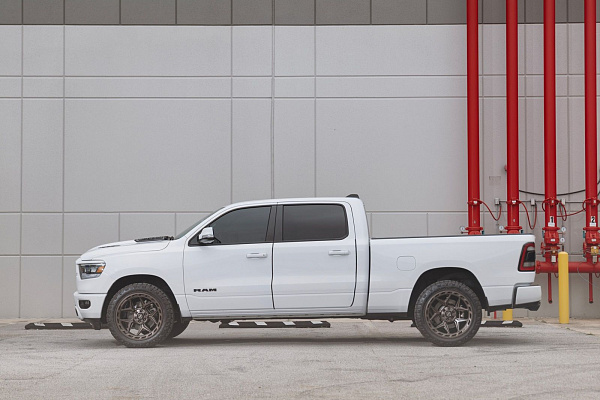Фото дисков 4PLAY 4P55 Сатиновая темная бронза на Ram 1500 V