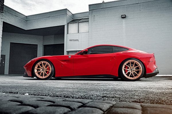 Фото дисков Strasse Wheels SV5 Deep Concave Duoblock Сатиновое золото на Ferrari 812
