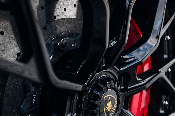 Фото дисков Brixton Forged TR05 Черный глянец на Lamborghini Aventador