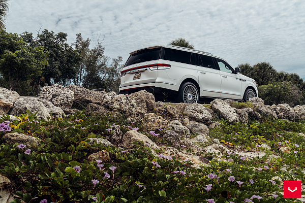 Фото дисков Vossen HF-8 Глянцевый лак на Lincoln Navigator IV
