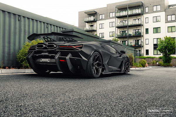Фото дисков NOVITEC NL4 Черный глянец на Lamborghini Revuelto