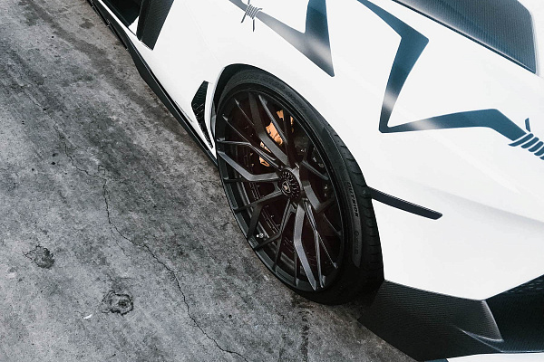 Фото дисков Brixton Forged PF10 Черный матовый на Lamborghini Aventador