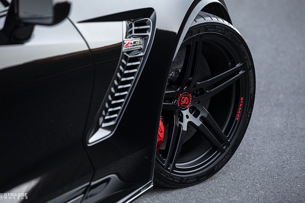 Фото дисков Strasse Wheels SP5R Deep Concave Monoblock Черный сатин на Chevrolet Corvette C7