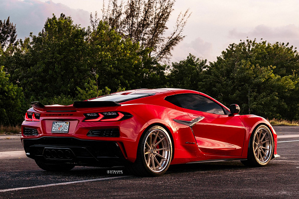 Фото дисков Strasse Wheels SV10 Deep Concave FS Сатиновая шампань на Chevrolet Corvette C8