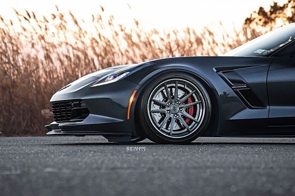 Фото дисков Strasse Wheels SV1 Deep Concave FS Сатиновый темный лак на Chevrolet Corvette C7