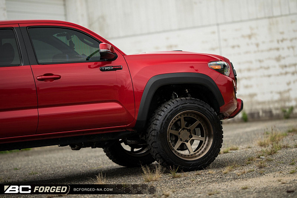 Фото дисков BC Forged LE61 // MLE61 Сатиновая бронза на Toyota Tacoma III