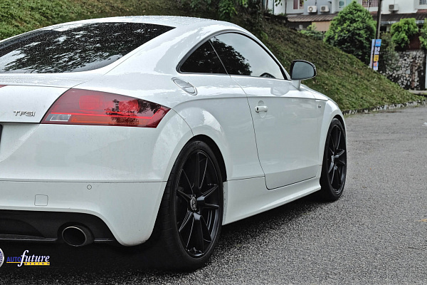 Фото дисков HRE FF04 Черный глянец на Audi TT (8J)