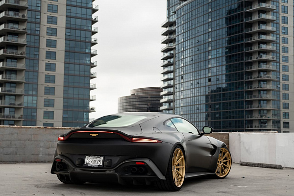 Фото дисков Brixton Forged R11-R Глянцевая шампань на Aston Martin Vantage 4