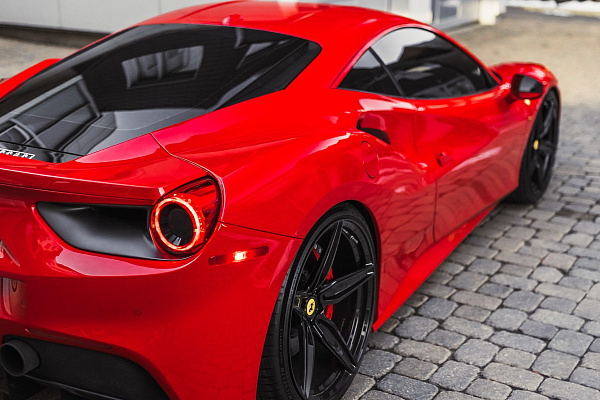 Фото дисков Brixton Forged PF4 Черный глянец на Ferrari 488